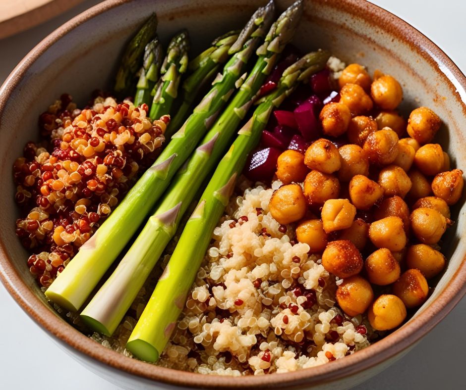 🌿 Buddha Bowl au quinoa, asperges, pois chiches rôtis et sauce tahini citronnée